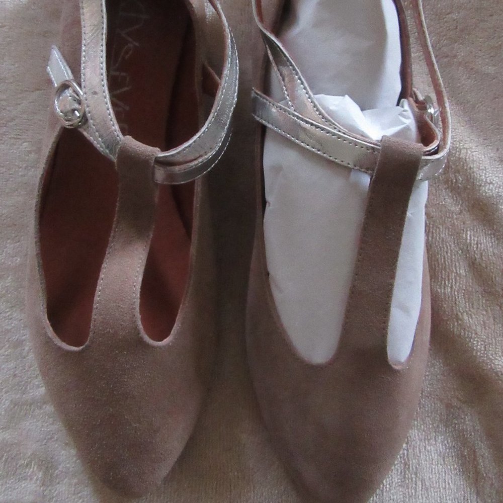 New Anthropologie Sixtyseven taupe w. silver suede flats sz 38 (US 7.5/8)